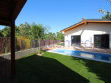Detached single storey house with 2 bedrooms, swimming pool, agricultural area.