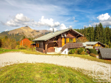 A 3-bedroom chalet with superb living space. Set on a lovely plot, the real allure of this chalet is