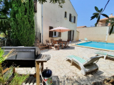 Pretty Villa Divided Into 2 Apartments With Terrace And Garage On A 560 M2 Plot With Pool.