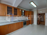 3 bedroom apartment with equipped kitchen and storage room near public transport in Tomar.