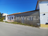Old house to recover in a village 8 km from Entroncamento and 11.5 km from Tomar.