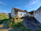Single-storey house with wine cellar and several storage rooms to renovate