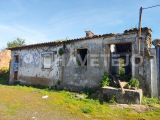 Old house and ruined storage rooms, 15 minutes from Tomar