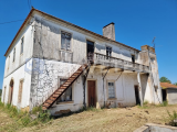 Manor house to restore inserted in land facing the River Nabão.