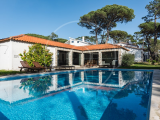 5 bedroom villa on a plot of 2341sqm, next to Praia do Magoito