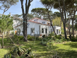 5 bedroom villa on a plot of 2341sqm, next to Praia do Magoito