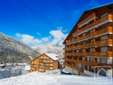 A ski-in ski-out apartment with 2 bedrooms, coin montagne, covered parking space and cave.