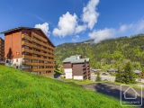A low-maintenance apartment with a small double bedroom, walking distance to the slopes.