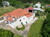 Farm with traditional 6 bedroom house with AL license, renovated, with annexes and apple tree planta
