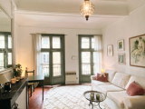 A Charming Studio Apartment, Nicely Refreshed, In The Heart Of A Sought After Historical City.