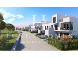 Opulent townhouse nestled on a golf course with large garden, terraces and community pool surrounded