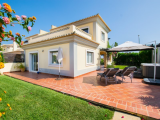 Charming home with Garden, Communal Pool & garage - Minutes from Quinta do Lago & Vale do Lobo