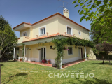 Elegant 5-Bedroom Family Home with Garden Oasis, Garage and BBQ Area- 2 km from Tomar