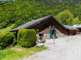 Traditional 3-bedroom chalet with panoramic views, garages and garden