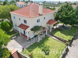 Elegant 5-Bedroom Family Home with Garden Oasis, Garage and BBQ Area- 2 km from Tomar