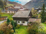 A semi-detached farmhouse for renovation, with garden, parking and mazot, walking distance to the sl