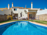 3+1 bedroom townhouse in Albufeira, with swimming pool, garage, close to beaches, services and shops