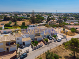 3+1 bedroom townhouse in Albufeira, with swimming pool, garage, close to beaches, services and shops