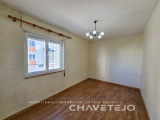 2 bedroom flat, close to schools and services.