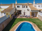 3+1 bedroom townhouse in Albufeira, with swimming pool, garage, close to beaches, services and shops