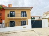 New 3 bedroom villa in Estoril with good areas