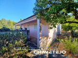 2-storey villa with annexes and land close to good access.