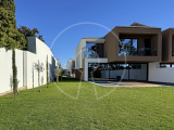 New 5 bedroom villa in a condominium in Estoril