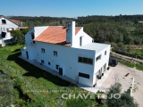 Spacious 2-storey villa with land 4.4 km from the city of Tomar.
