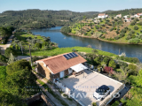 Stone villa with local accommodation next to the Castelo do Bode Reservoir.