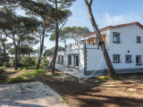 5 bedroom villa on a plot of 2341sqm, next to Praia do Magoito