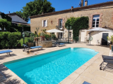 A Superb Townhouse With 250 M2 Of Living Space, Garage, Garden And Pool.
