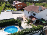 Fully fenced 4 bedroom villa, with automatic gate, located in a quiet area and a few minutes from th