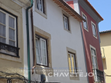 Three-storey building located in the historic area of Tomar, fully renovated