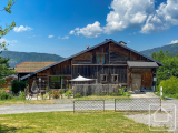 Renovated apartment with 3 bedrooms, 2 bathrooms, terrace, and workshop.