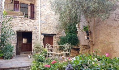 Renovated Stone House With Gite, Studio, Cellars, Courtyard Of 50 m2 And Terraces With Views.
