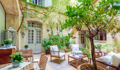 Superb Traditional Mansion With 300 M2 Of Living Space, Garage, Courtyard And Terrace.