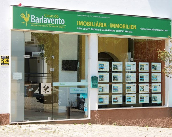 Casas do Barlavento estate agency window